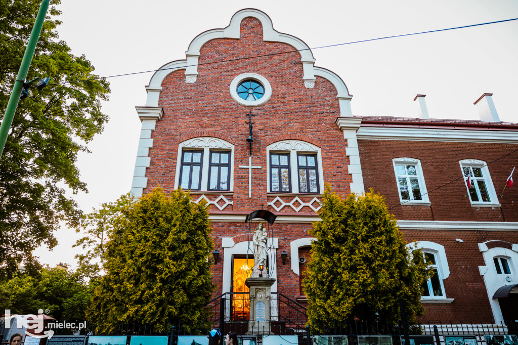 Tysiące wiernych w procesji przebłagalnej po profanacji