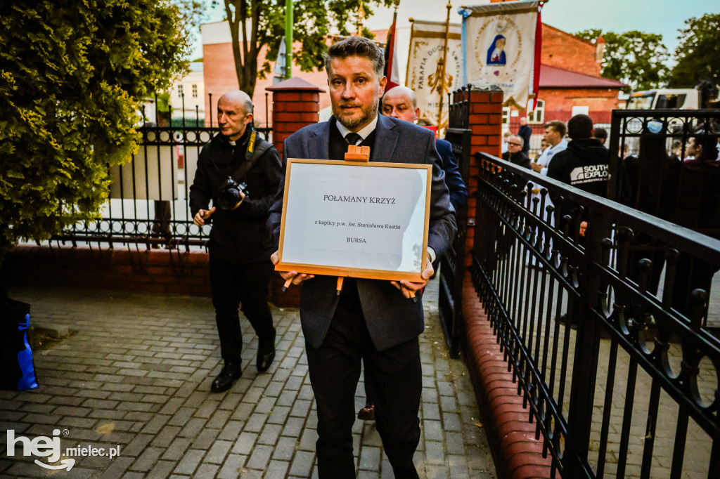 Tysiące wiernych w procesji przebłagalnej po profanacji