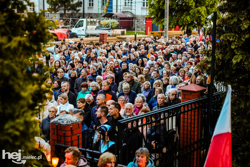 Tysiące wiernych w procesji przebłagalnej po profanacji