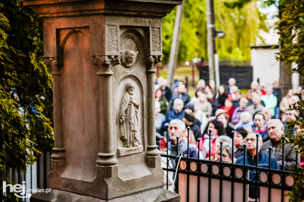 Tysiące wiernych w procesji przebłagalnej po profanacji