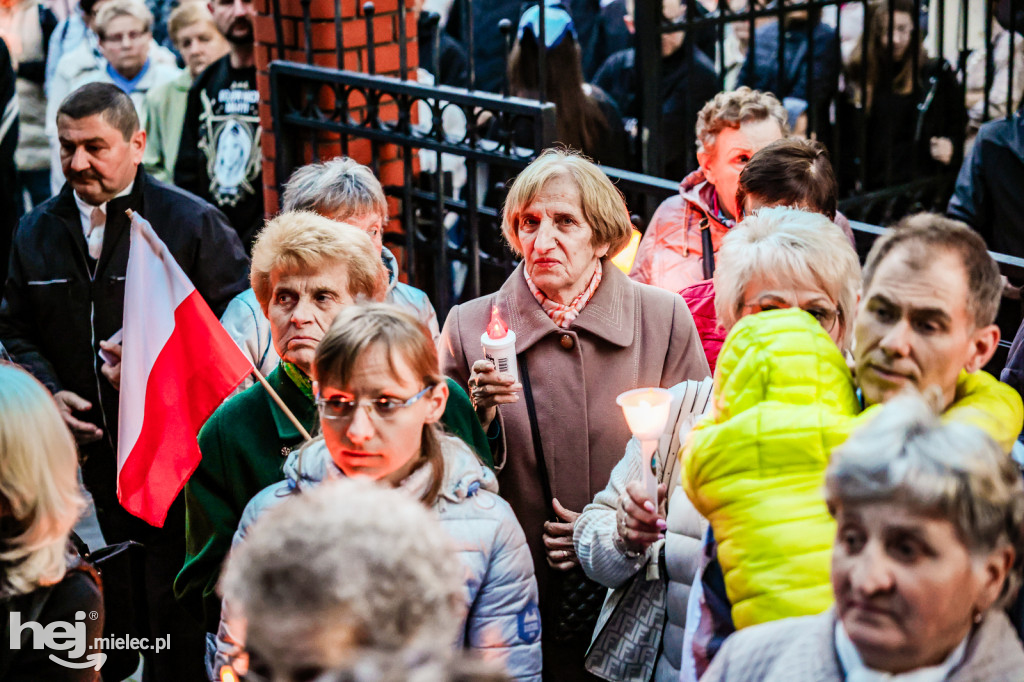 Tysiące wiernych w procesji przebłagalnej po profanacji