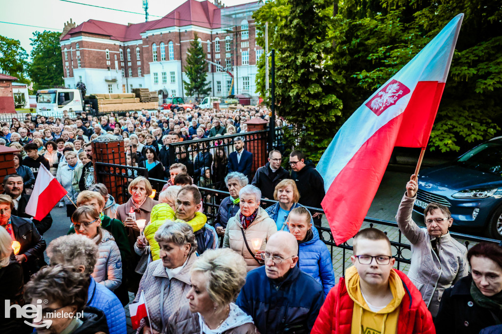 Tysiące wiernych w procesji przebłagalnej po profanacji