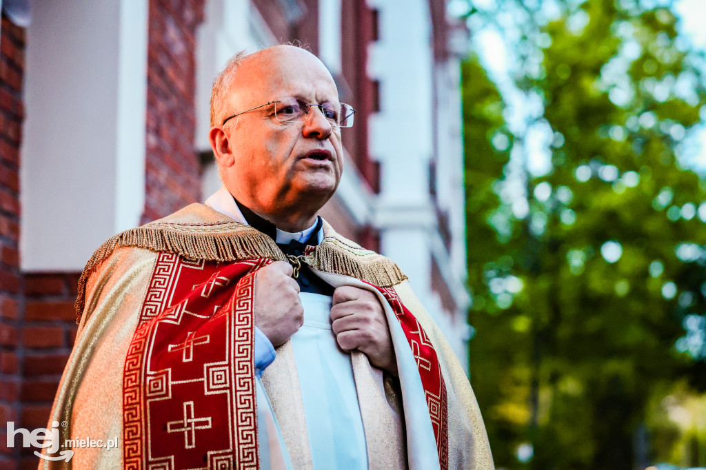 Tysiące wiernych w procesji przebłagalnej po profanacji