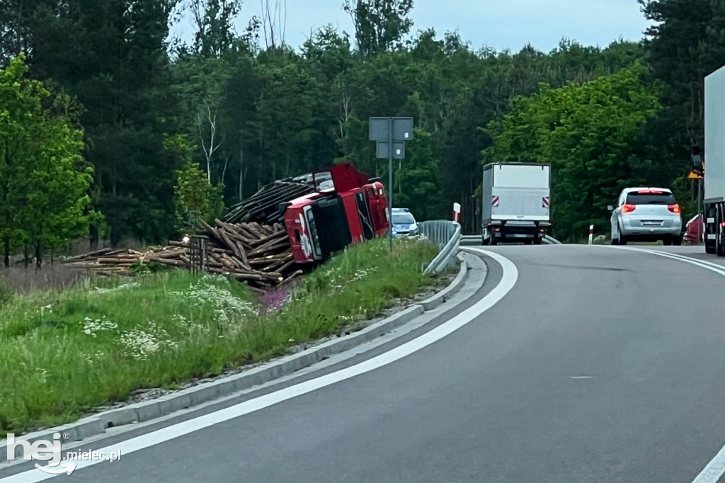 Ciężarówka wypadła z obwodnicy