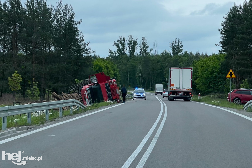 Ciężarówka wypadła z obwodnicy