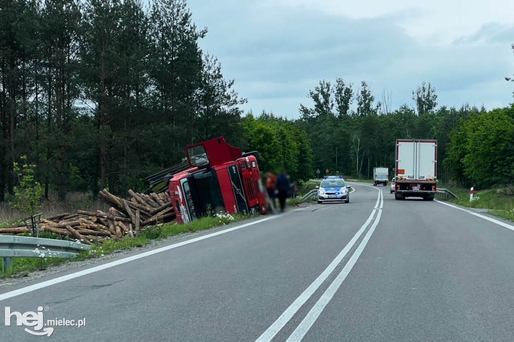 Ciężarówka wypadła z obwodnicy