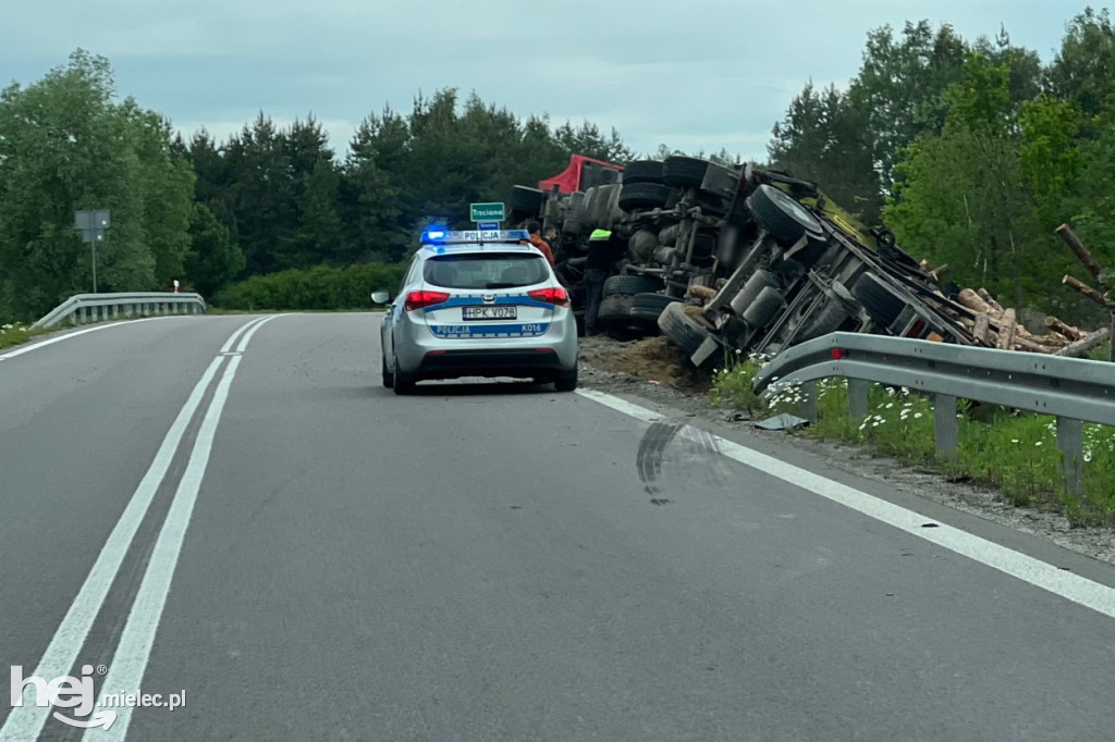 Ciężarówka wypadła z obwodnicy