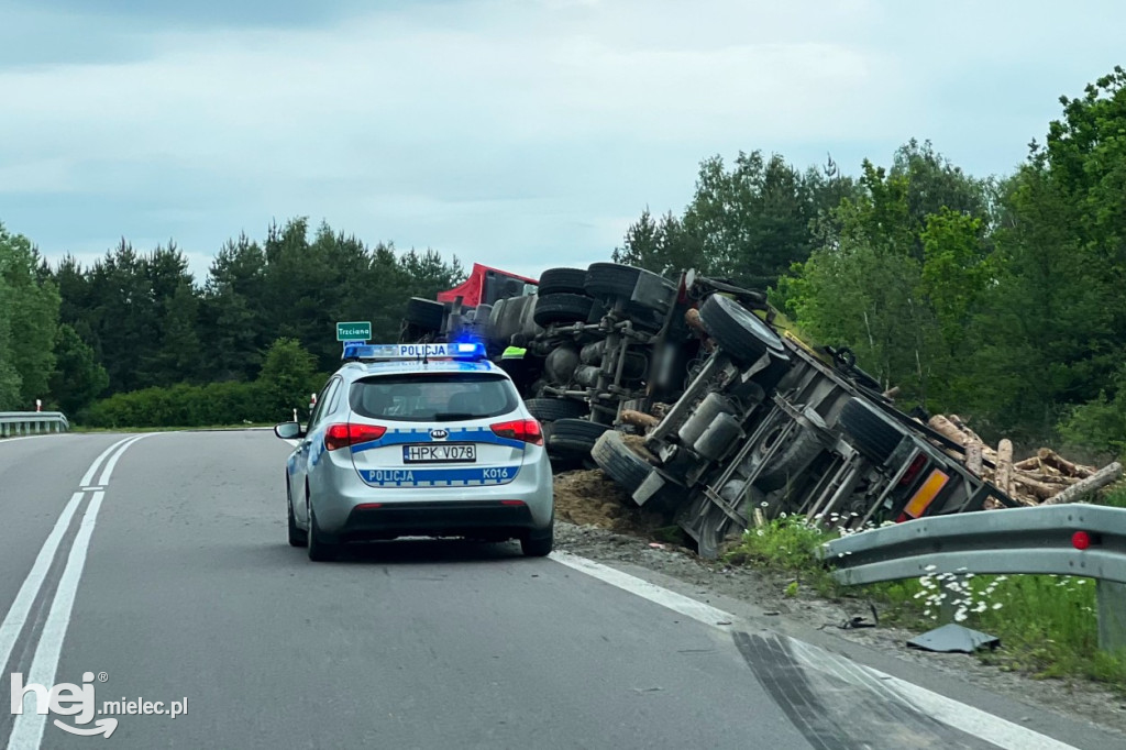 Ciężarówka wypadła z obwodnicy