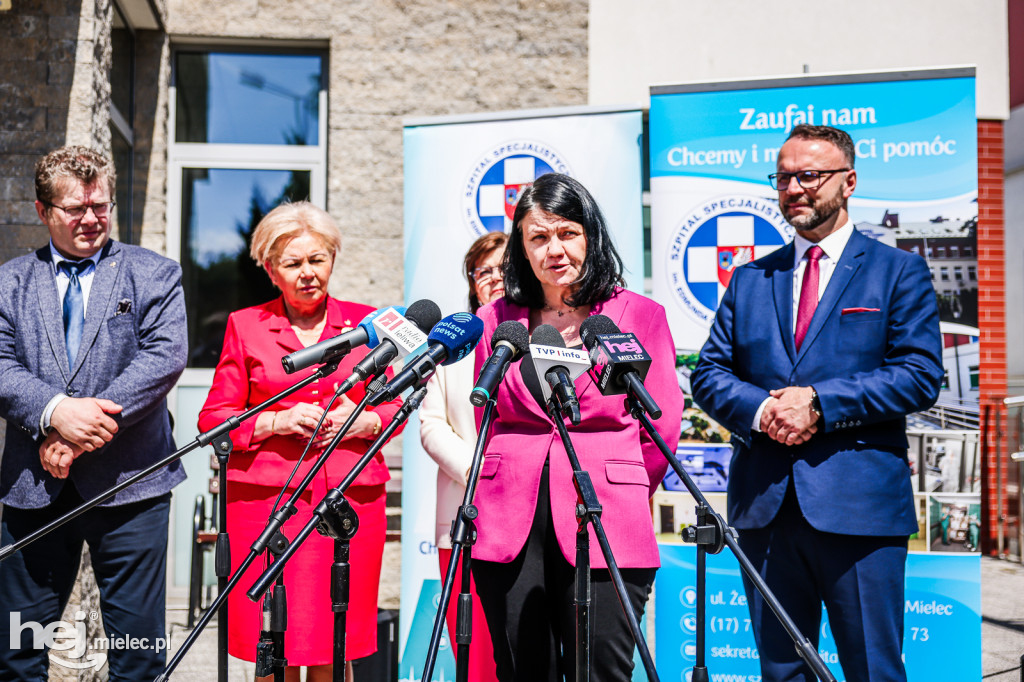 Minister Zdrowia odwiedziła szpital i pogotowie