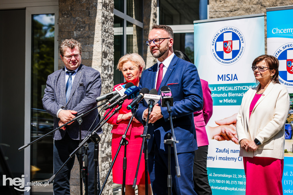 Minister Zdrowia odwiedziła szpital i pogotowie
