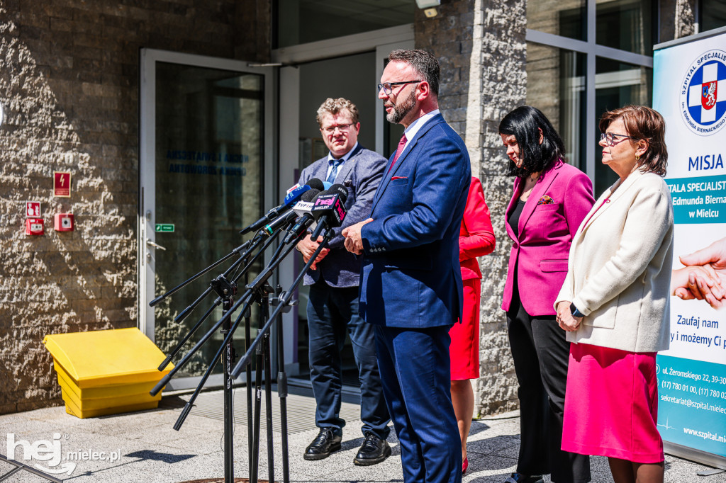 Minister Zdrowia odwiedziła szpital i pogotowie