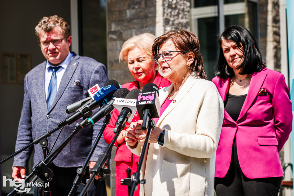 Minister Zdrowia odwiedziła szpital i pogotowie