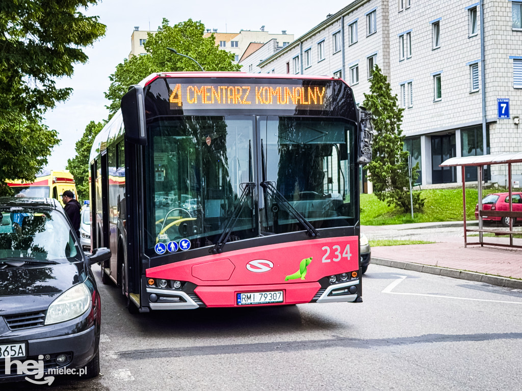 Kolizja autobusu MKS i dostawczaka