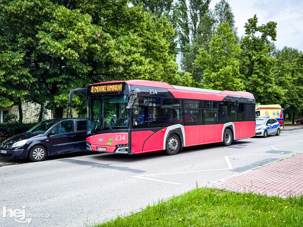 Kolizja autobusu MKS i dostawczaka