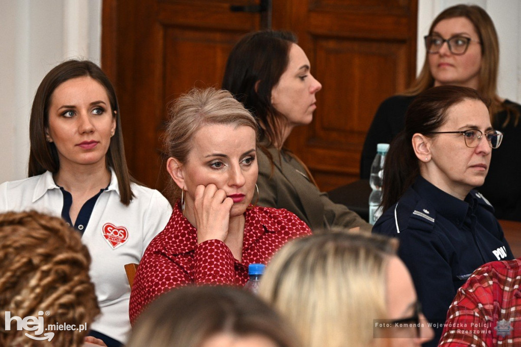 Konferencja prozdrowotna dla policjantek i pracownic cywilnych podkarpackiego garnizonu