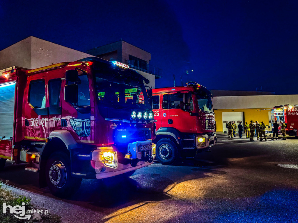 Groźna chemia przy lotnisku? Strażacy i policja w akcji