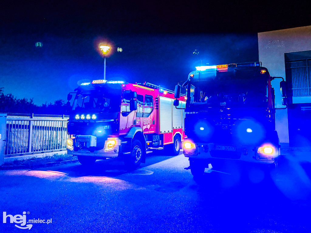 Groźna chemia przy lotnisku? Strażacy i policja w akcji