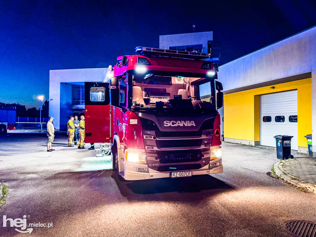 Groźna chemia przy lotnisku? Strażacy i policja w akcji