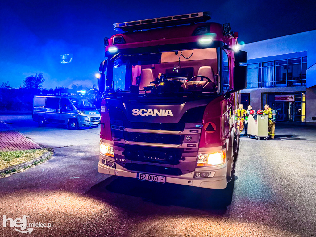 Groźna chemia przy lotnisku? Strażacy i policja w akcji