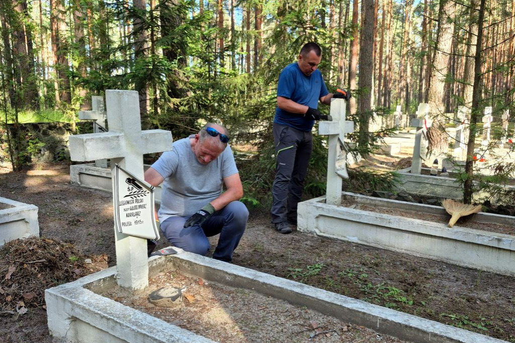 Mielczanie porządkowali cmentarz na Ukrainie