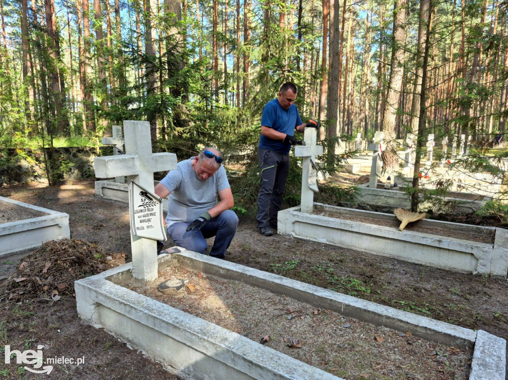 Mielczanie porządkowali cmentarz na Ukrainie