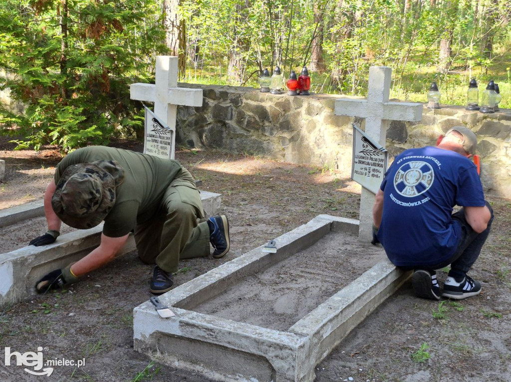 Mielczanie porządkowali cmentarz na Ukrainie