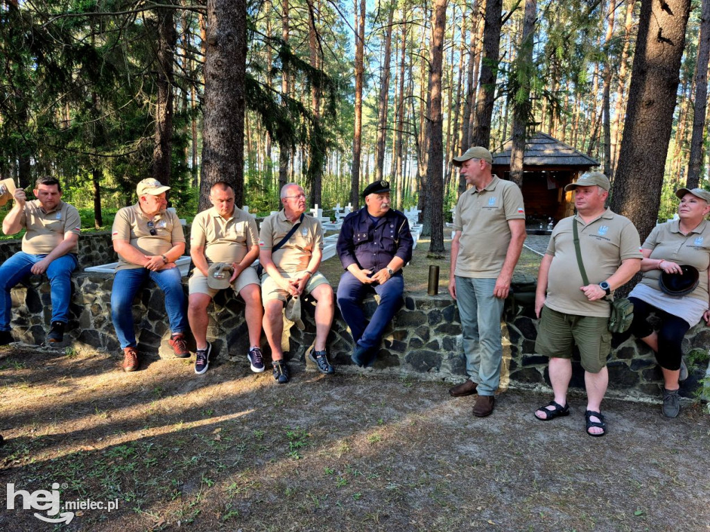 Mielczanie porządkowali cmentarz na Ukrainie