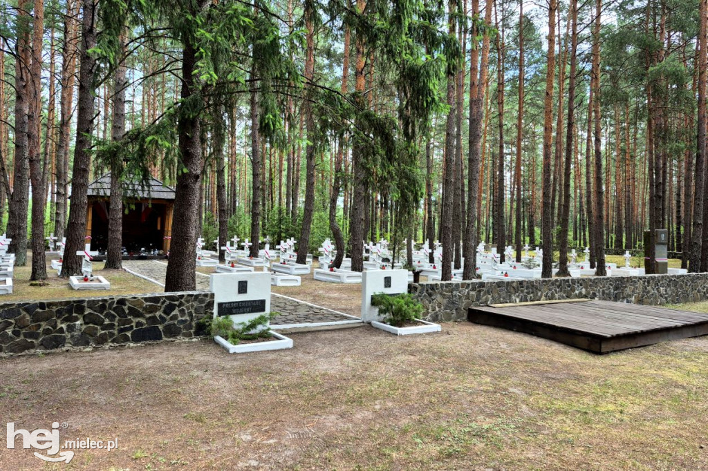 Mielczanie porządkowali cmentarz na Ukrainie