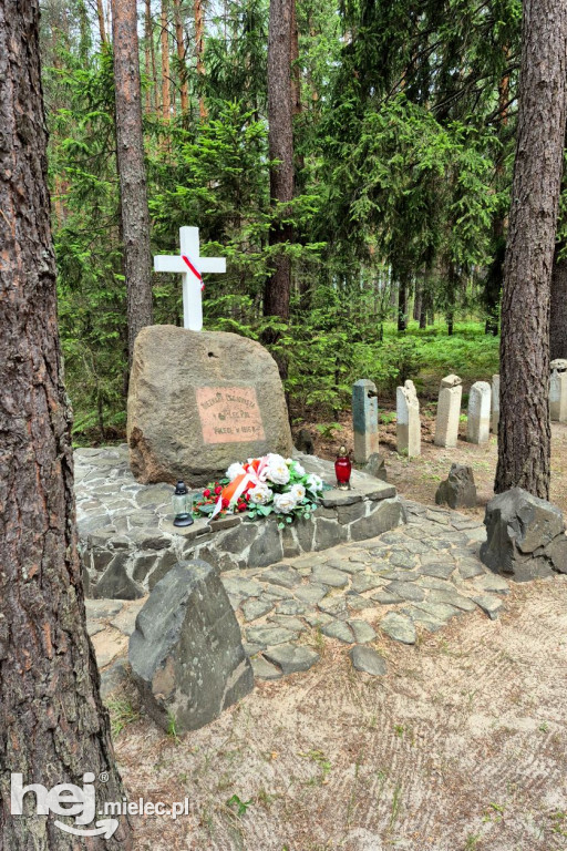 Mielczanie porządkowali cmentarz na Ukrainie