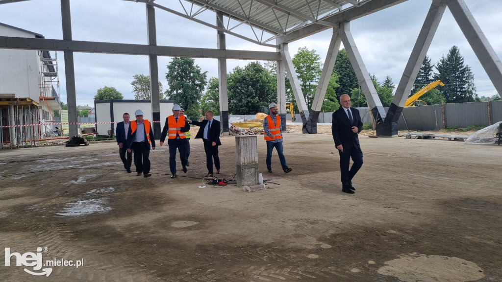 Budowa hali sportowej w Borowej