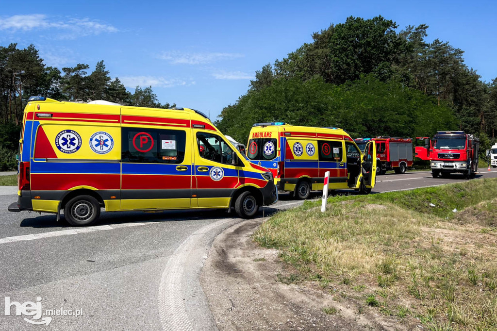 Wypadek na obwodnicy. Ciężarówka i dostawczy