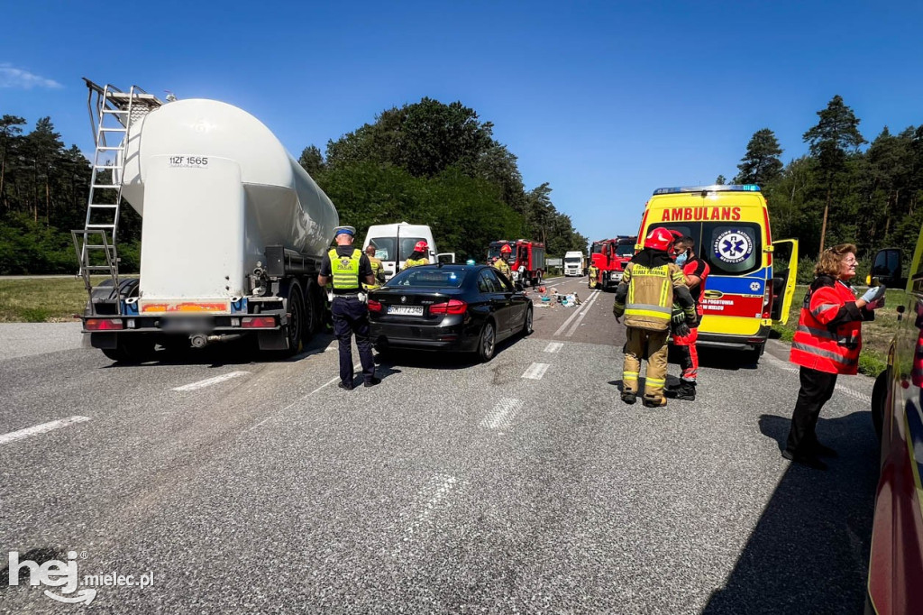Wypadek na obwodnicy. Ciężarówka i dostawczy