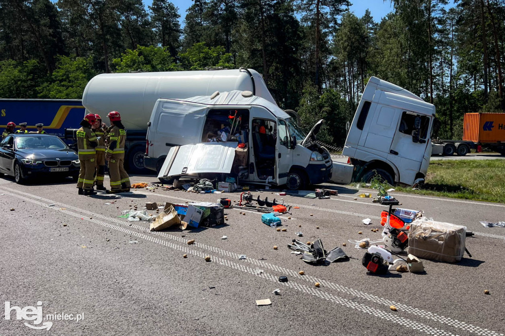 Wypadek na obwodnicy. Ciężarówka i dostawczy