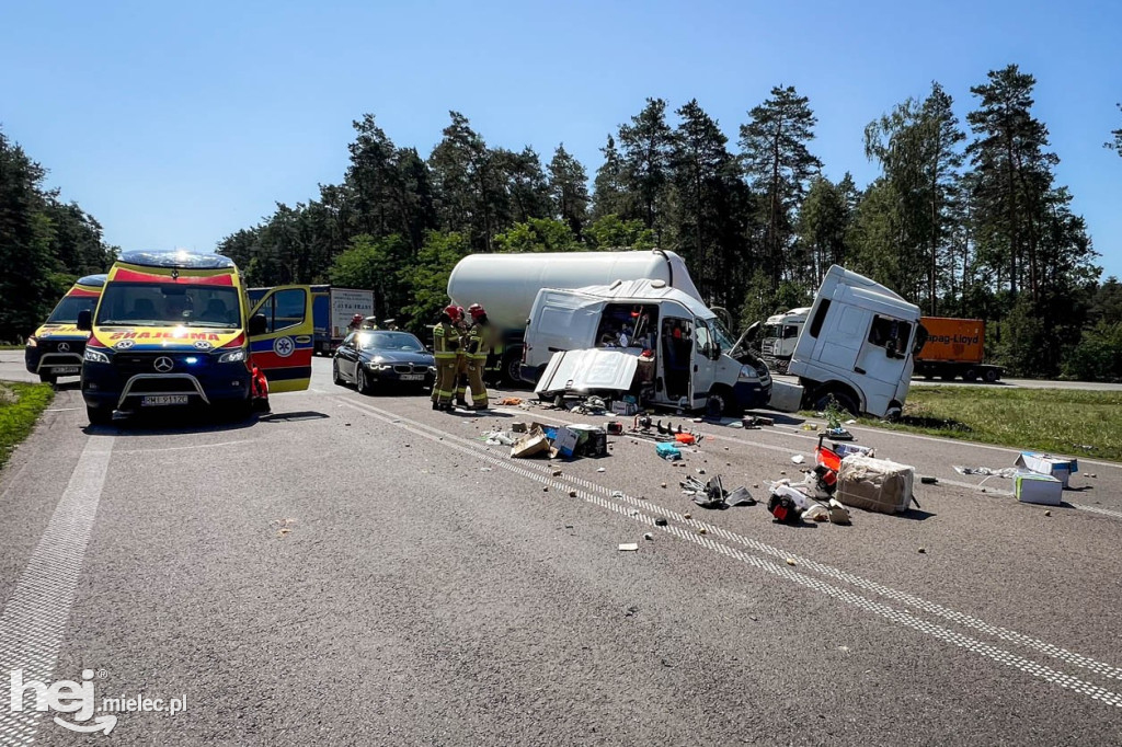 Wypadek na obwodnicy. Ciężarówka i dostawczy
