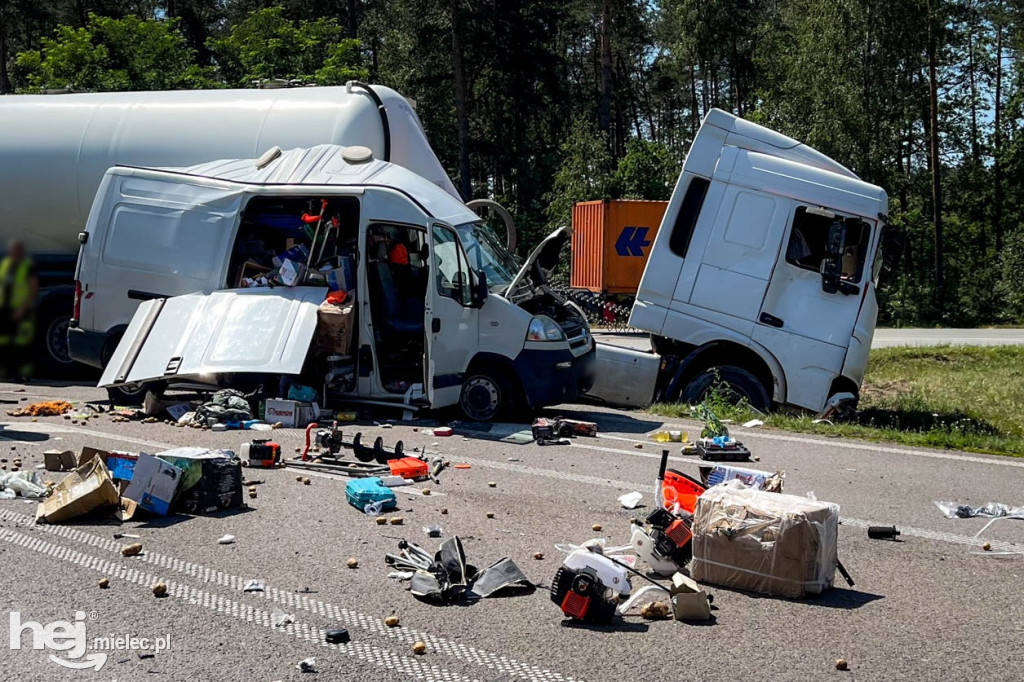 Wypadek na obwodnicy. Ciężarówka i dostawczy