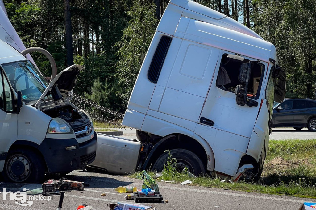 Wypadek na obwodnicy. Ciężarówka i dostawczy