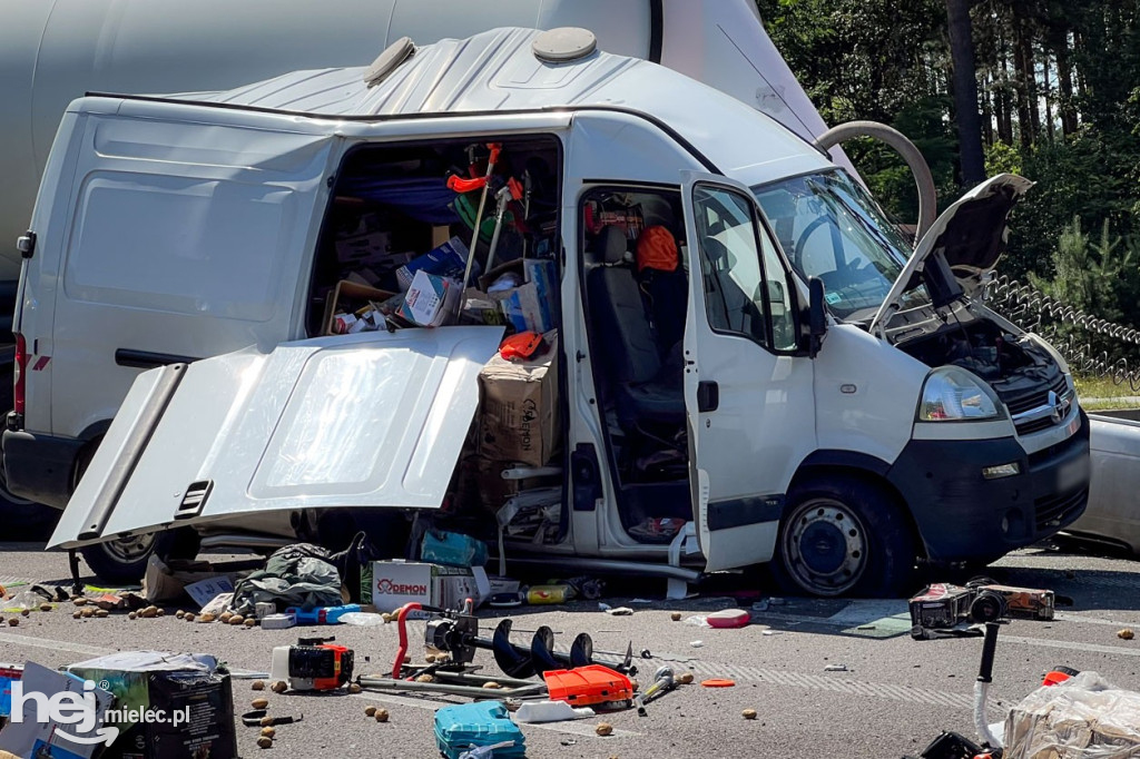 Wypadek na obwodnicy. Ciężarówka i dostawczy