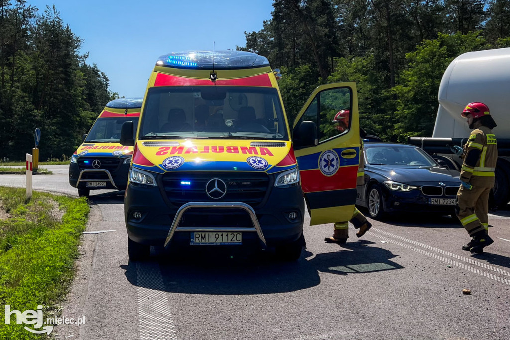 Wypadek na obwodnicy. Ciężarówka i dostawczy