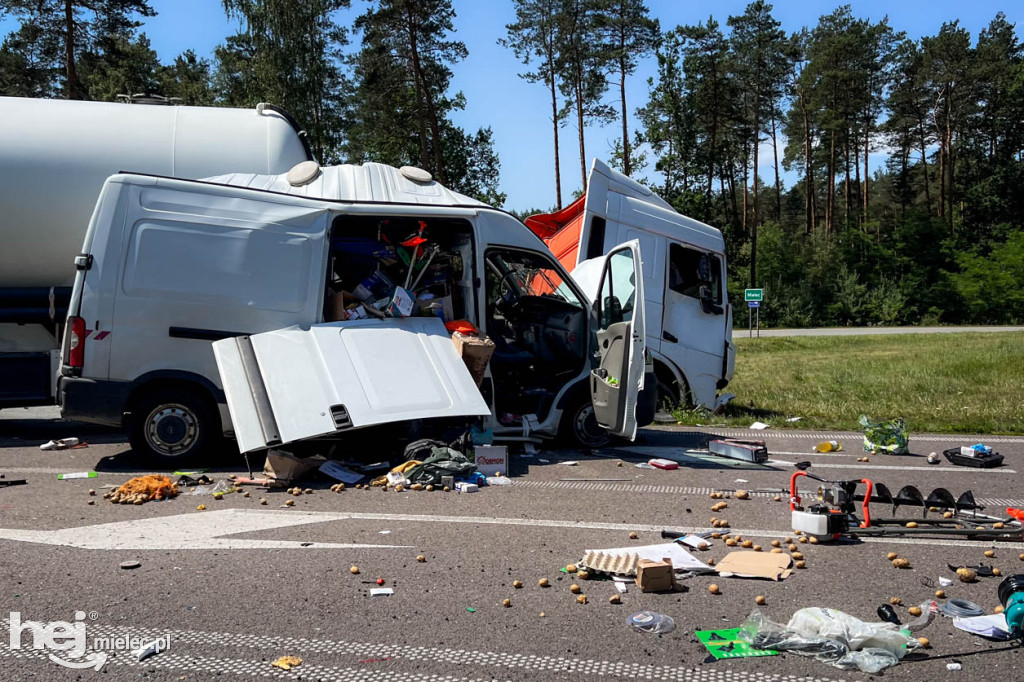 Wypadek na obwodnicy. Ciężarówka i dostawczy