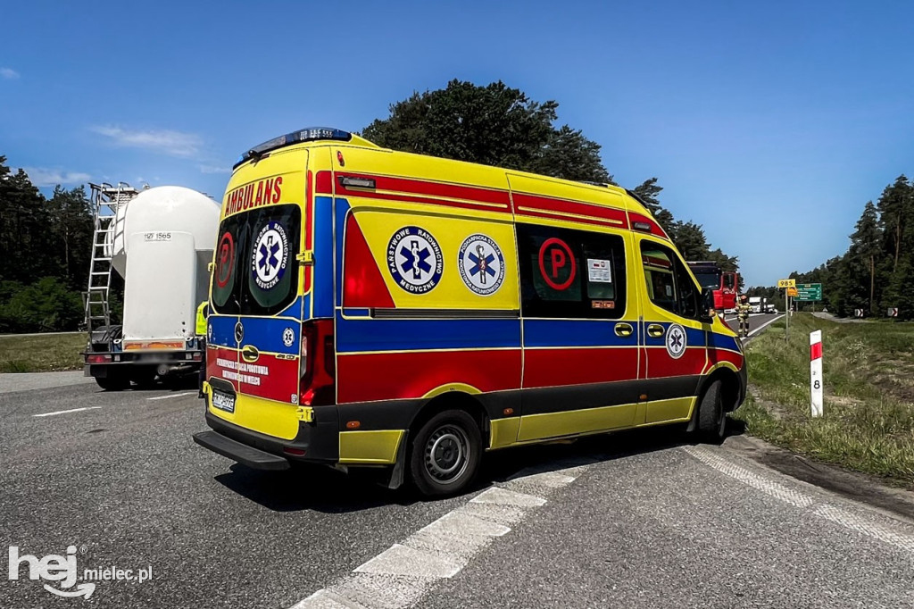 Wypadek na obwodnicy. Ciężarówka i dostawczy