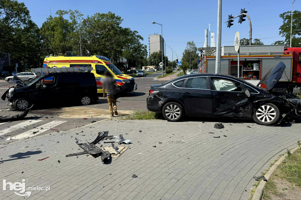 Wypadek na Sienkiewicza. Samochód wpadł na chodnik