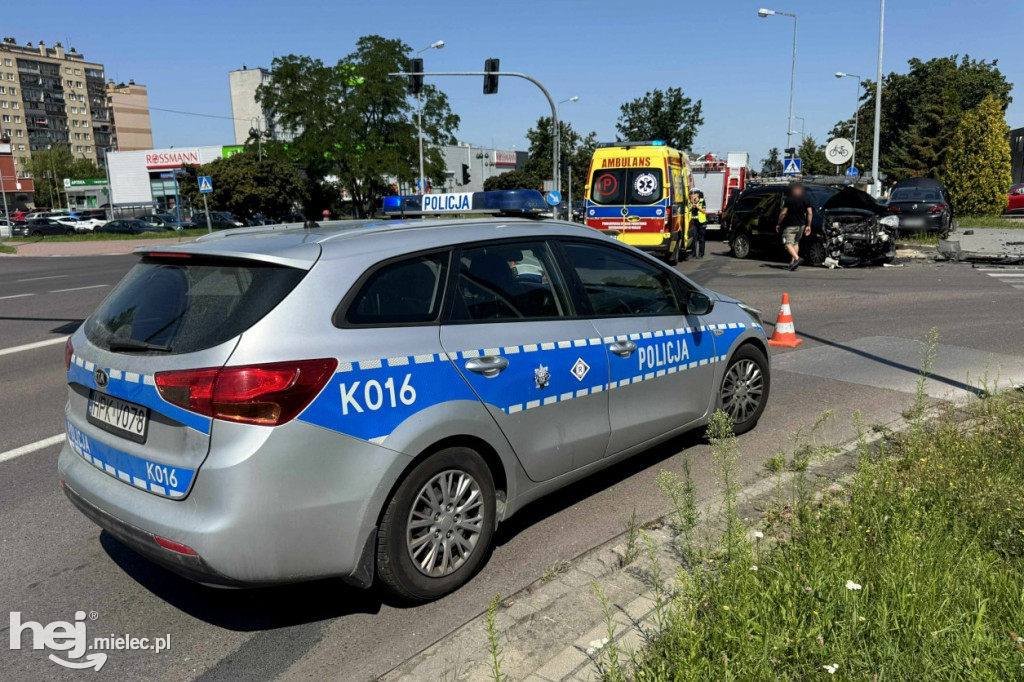 Wypadek na Sienkiewicza. Samochód wpadł na chodnik