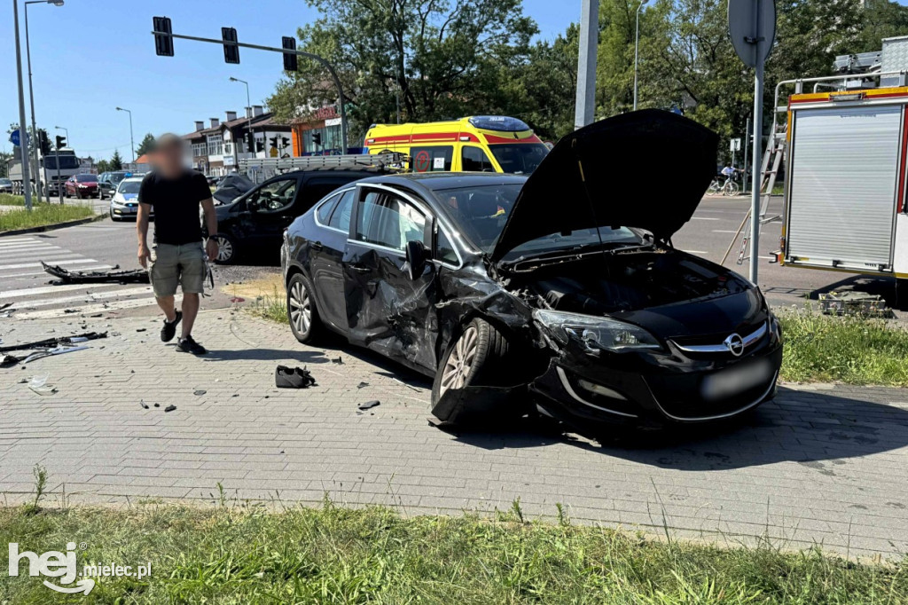 Wypadek na Sienkiewicza. Samochód wpadł na chodnik