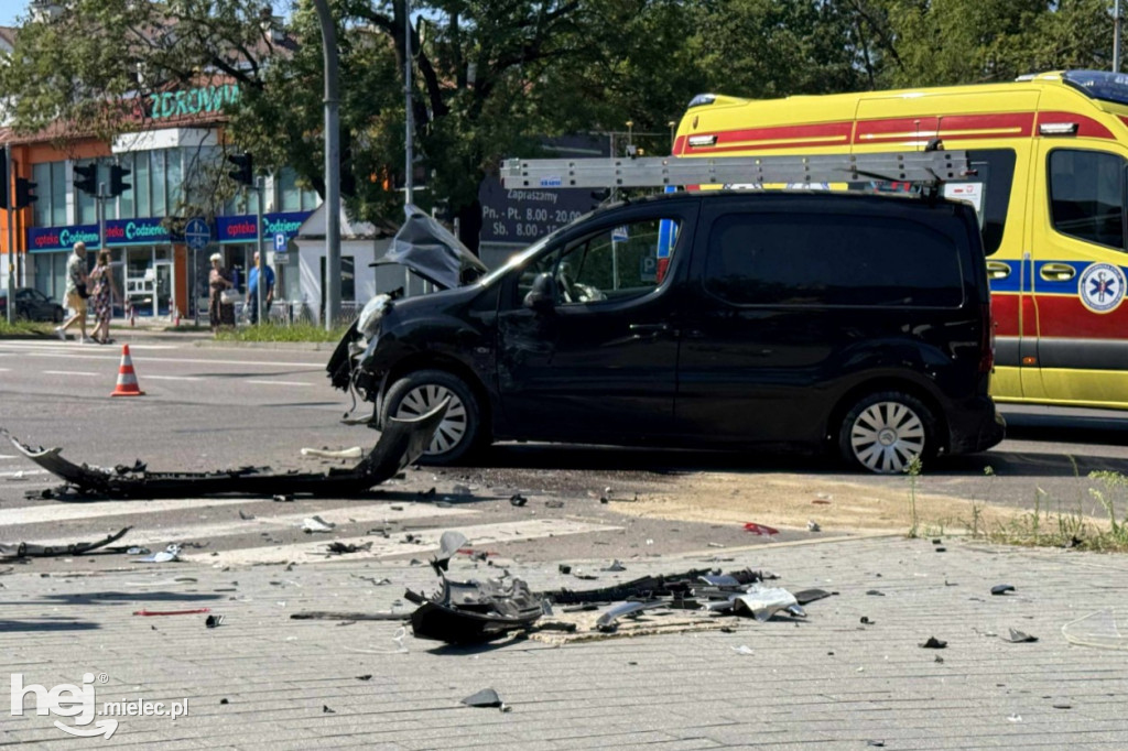 Wypadek na Sienkiewicza. Samochód wpadł na chodnik