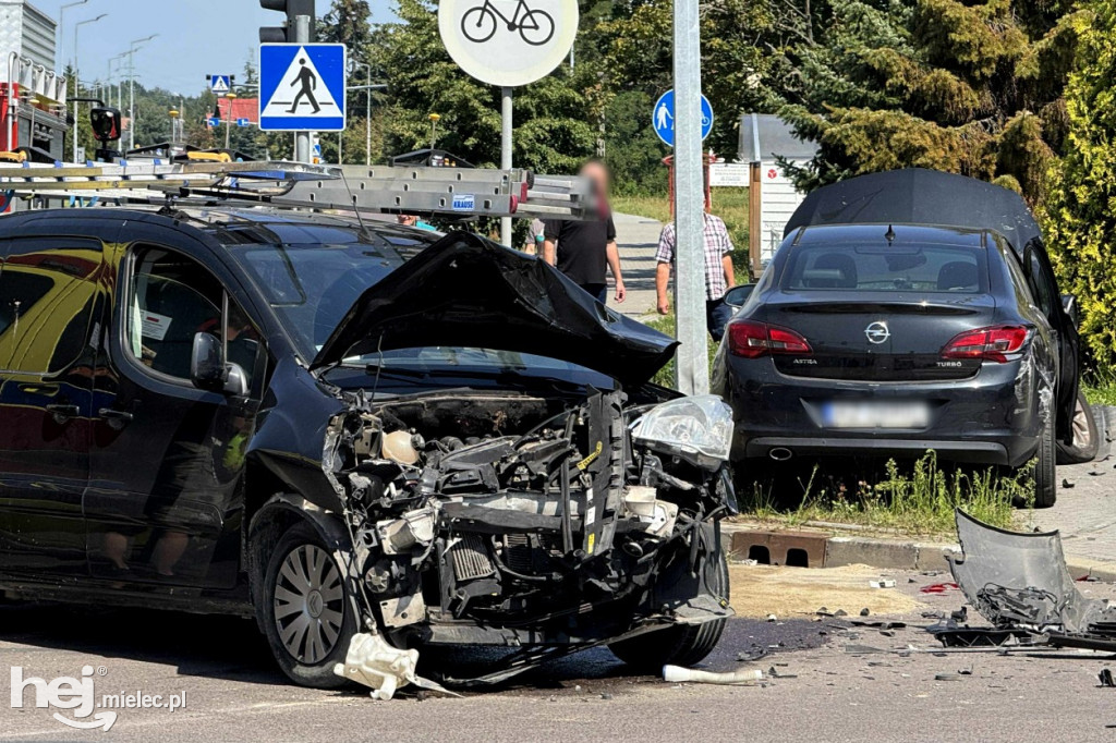 Wypadek na Sienkiewicza. Samochód wpadł na chodnik