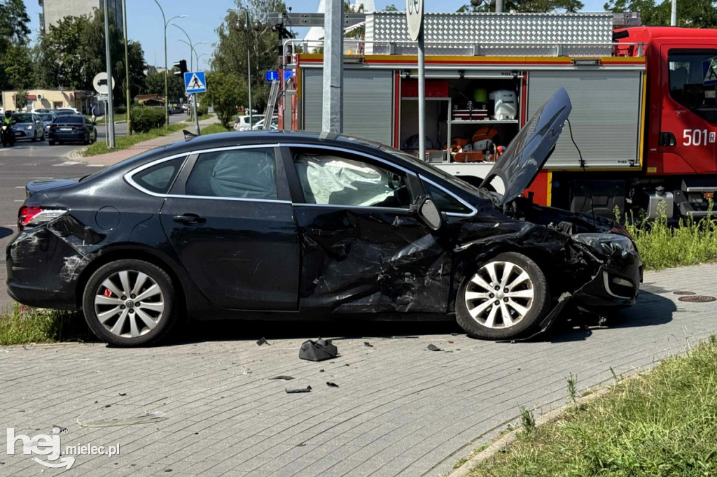 Wypadek na Sienkiewicza. Samochód wpadł na chodnik