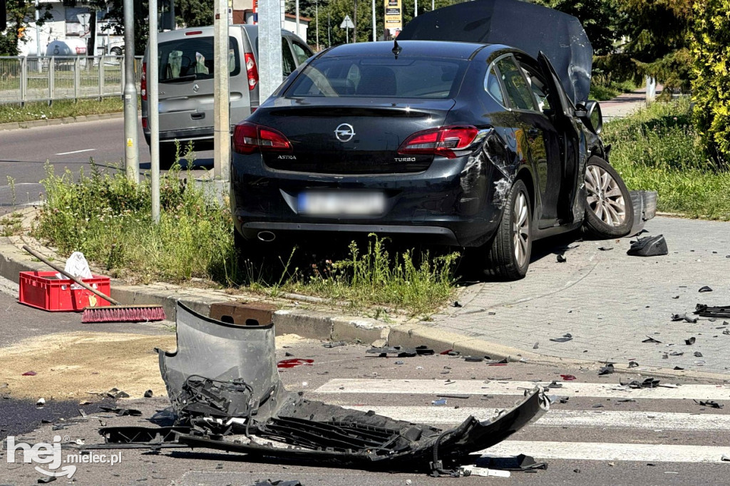 Wypadek na Sienkiewicza. Samochód wpadł na chodnik