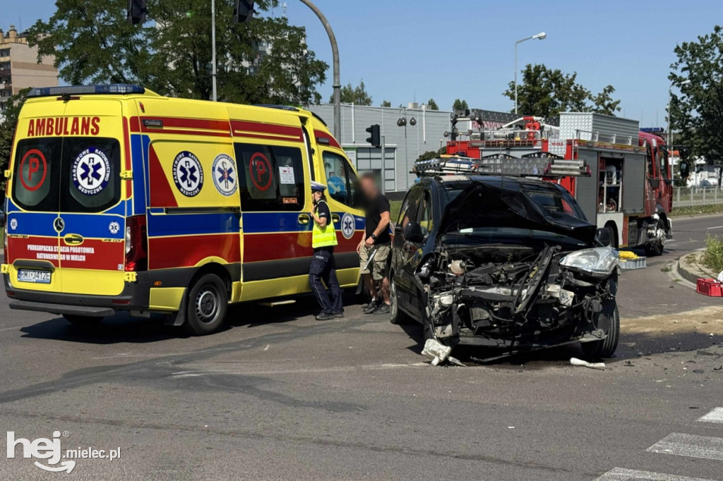 Wypadek na Sienkiewicza. Samochód wpadł na chodnik