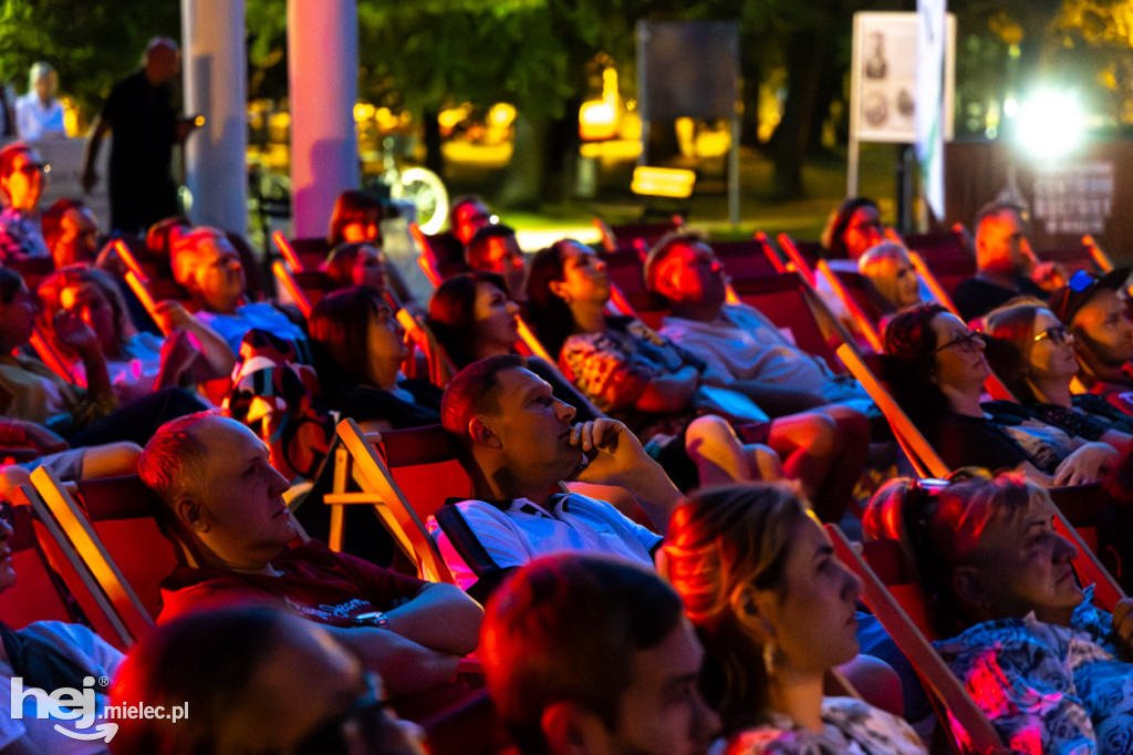 Plenerowe kino nieme z muzyką na żywo