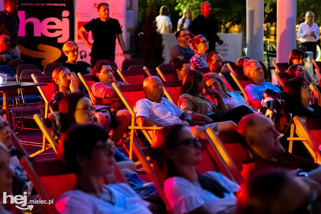 Plenerowe kino nieme z muzyką na żywo